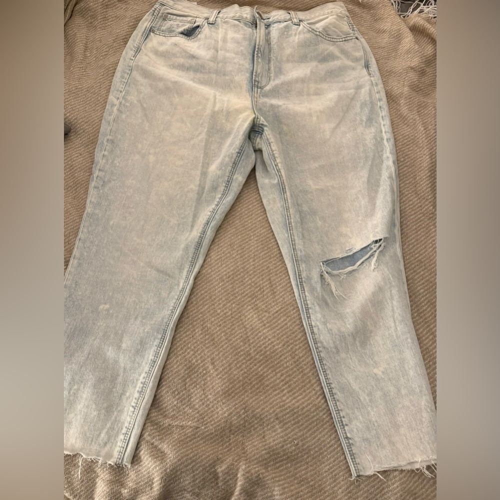NWT American Eagle Light Wash Mom Jeans- size 16 short